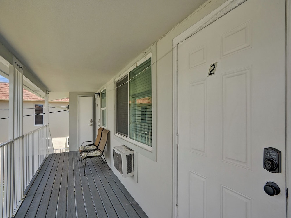 906 North Riverside Dr