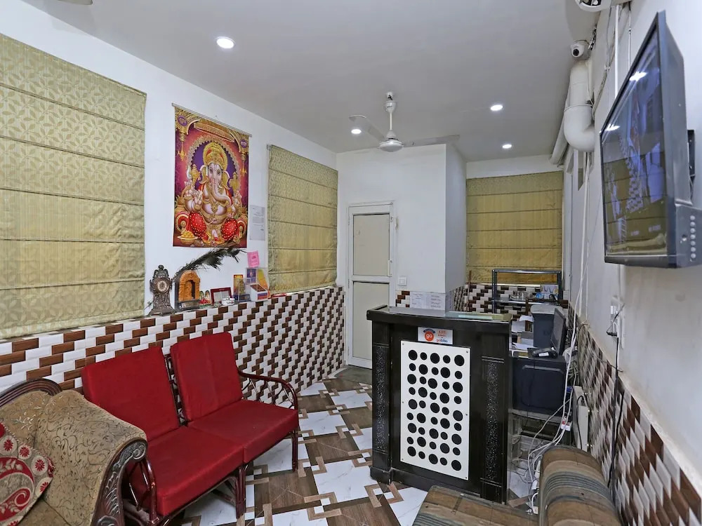 OYO 14389 Diplomat Suites