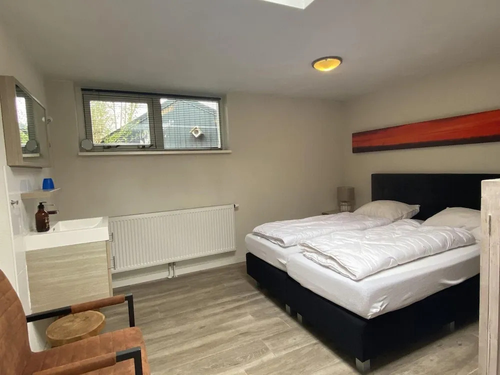 Home in Sint Maartenszee with Veranda
