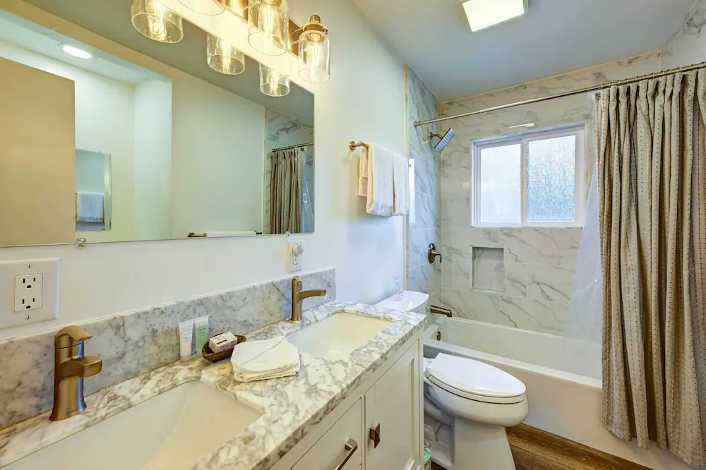 Walk to Dtwn! Dog-Friendly Oakhurst Gem w/ Yard