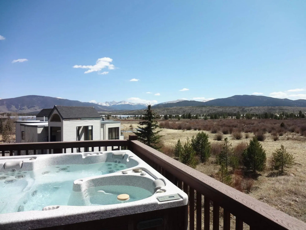 Lakepoint Court