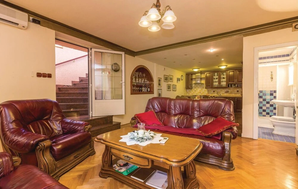 Three-Bedroom Holiday Home In Praputnjak