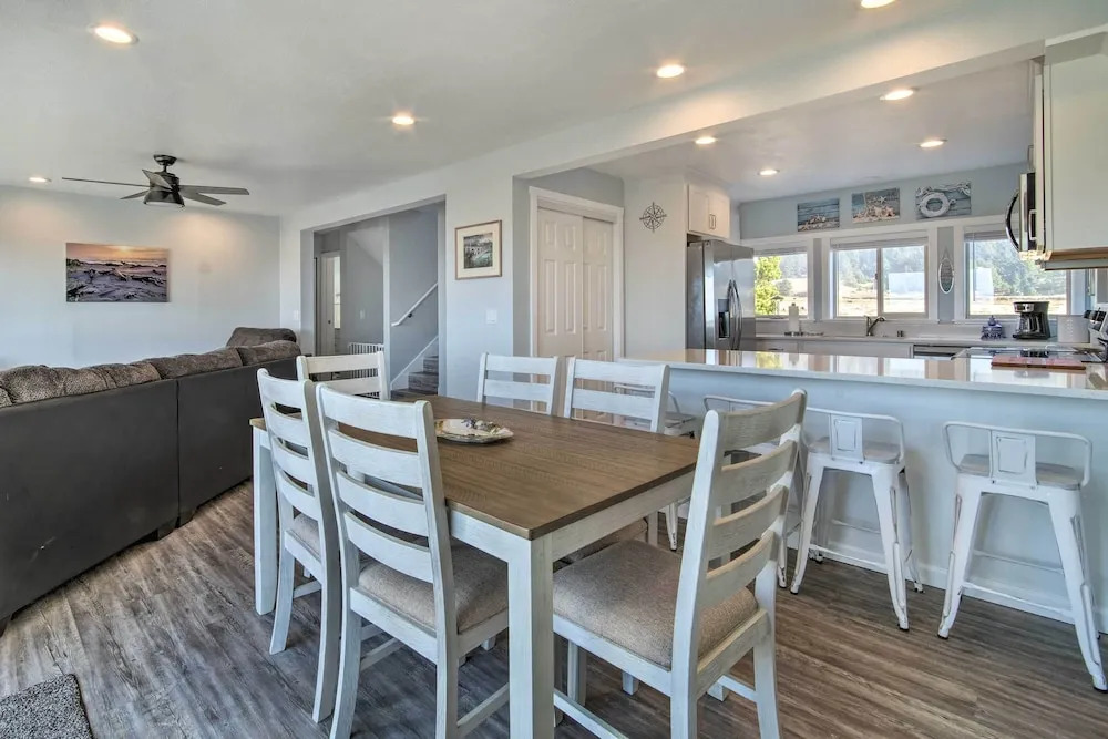 Gold Beach Home w/ Hot Tub, 1/4 Mi to Beach
