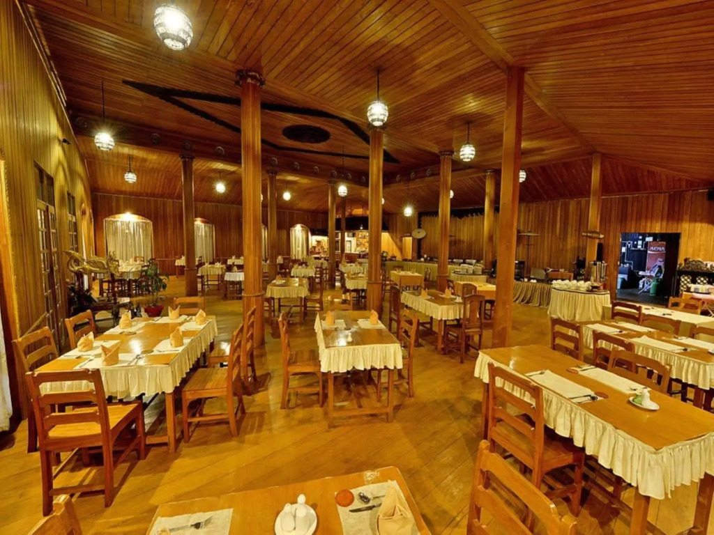 Shwe Inn Tha Floating Resort