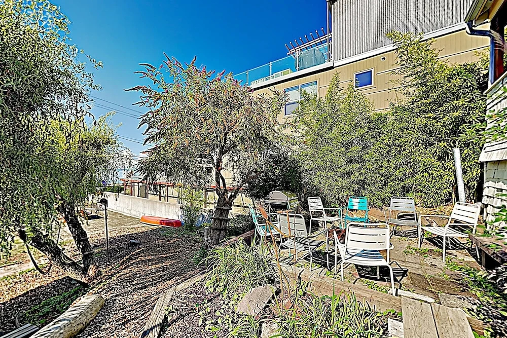 New Listing! Easy Street Beach House On Alki 3 Bedroom Cottage