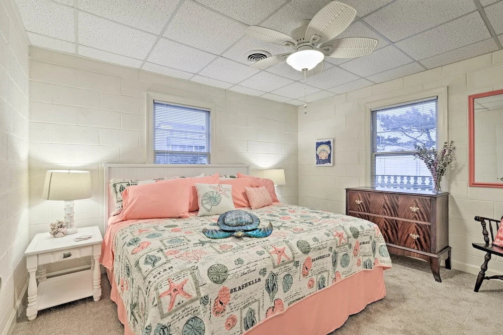 Pet-friendly Second Row House Steps to Beach!