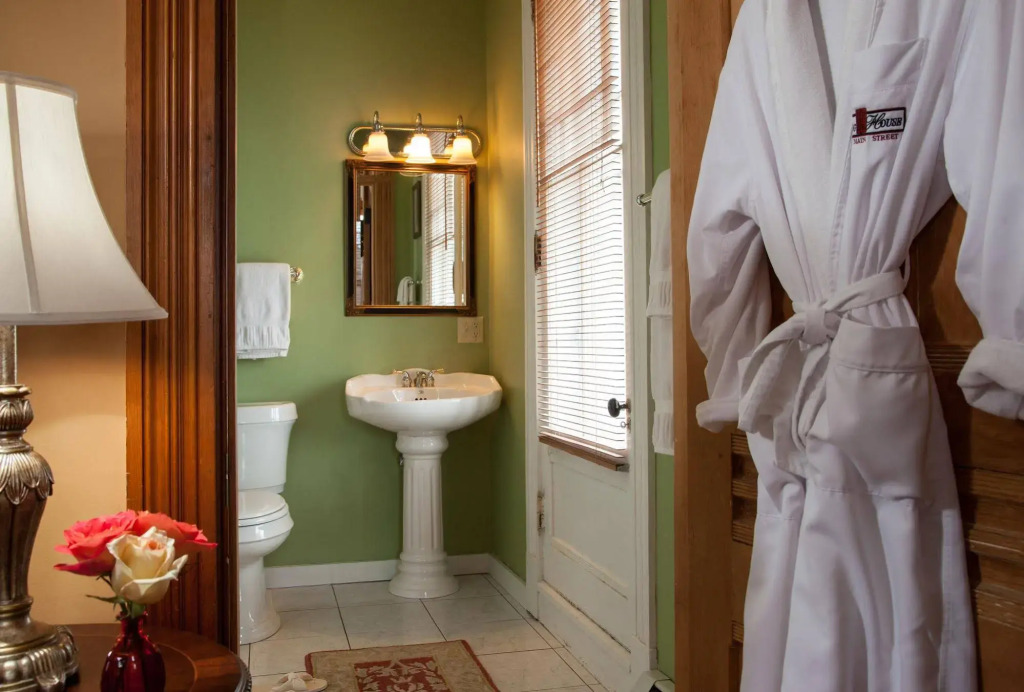 Lang House on Main Street Bed & Breakfast