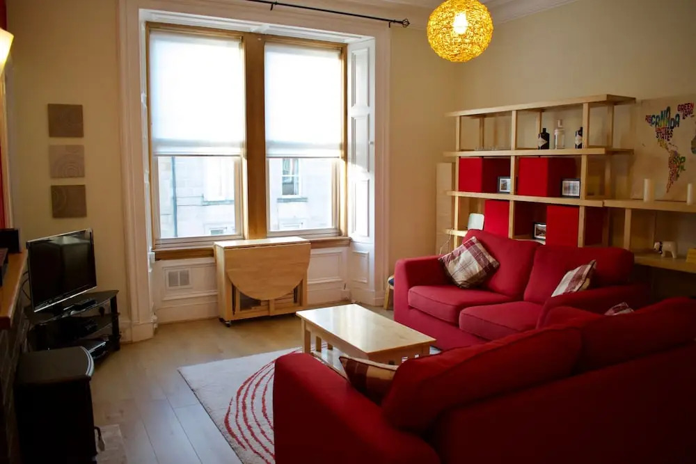 Bright 3 Bedroom Central Apartment