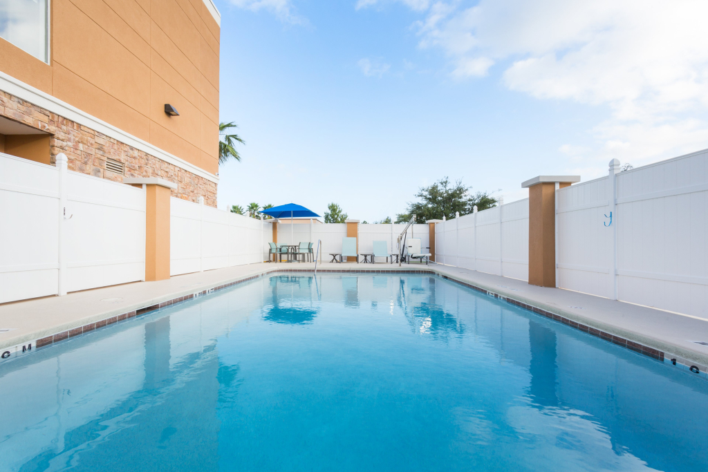 Holiday Inn Express & Suites. by IHG