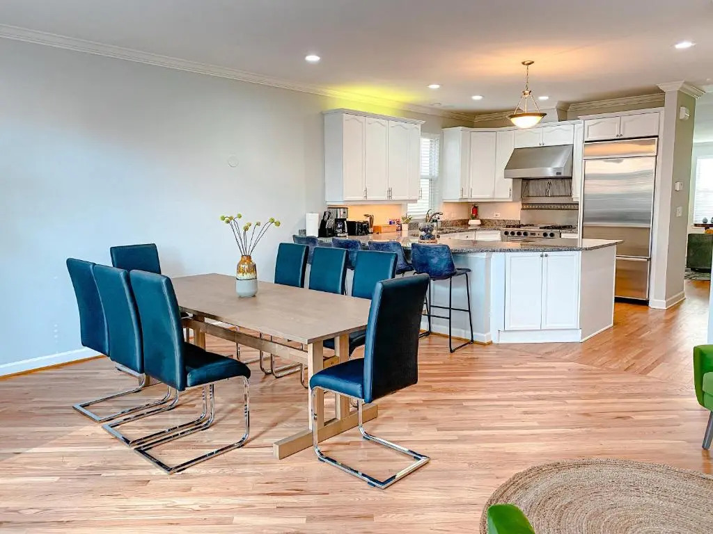 Beautiful 5br home for 14 guests with free parking