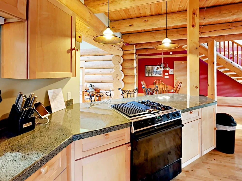 3BR Custom Handmade Log Home by RedAwning
