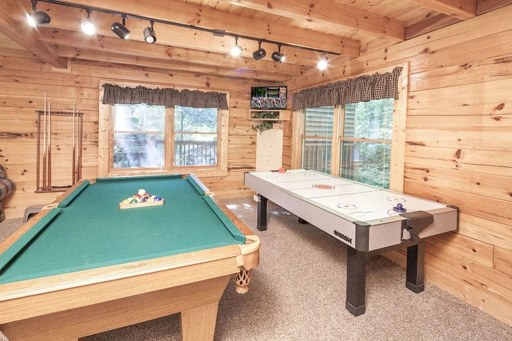 Bear Right Inn by Heritage Cabin Rentals