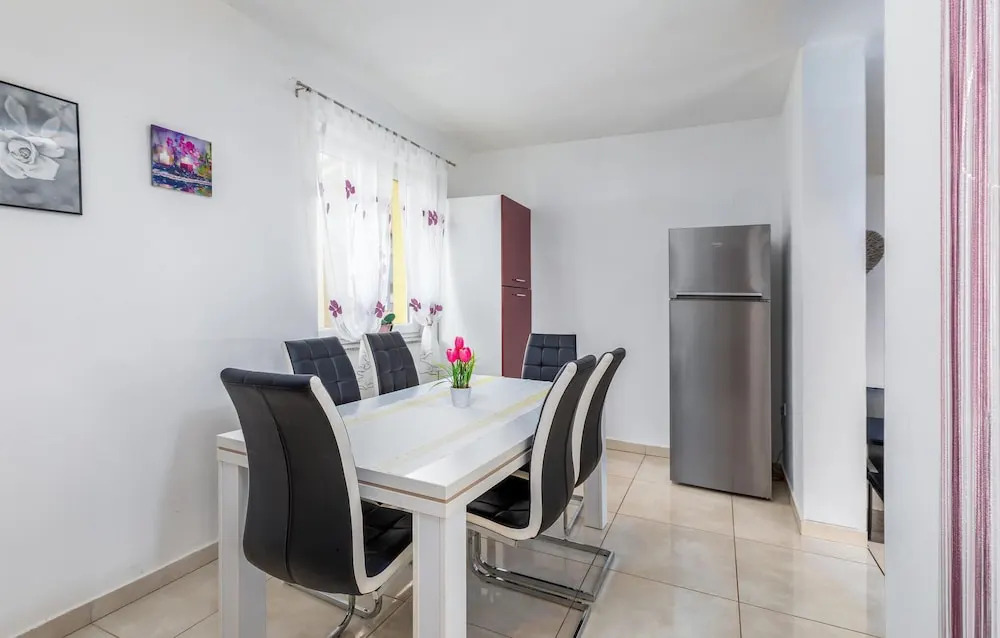 Four-Bedroom Holiday Home In Valbandon