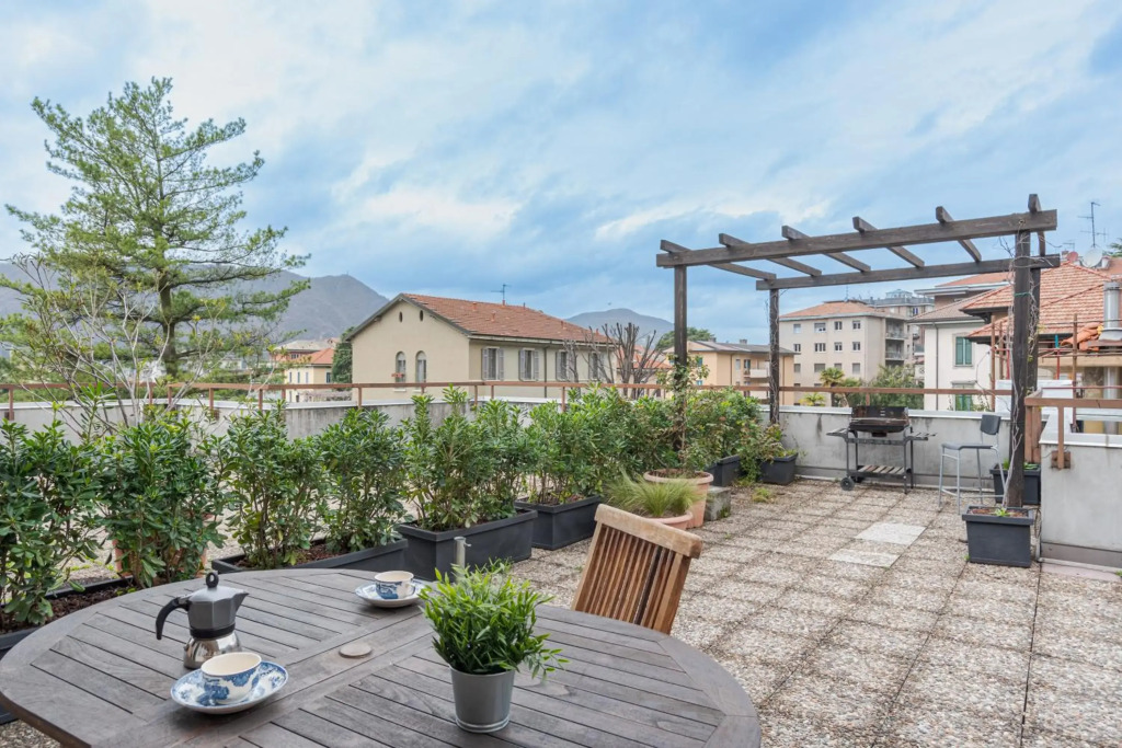 Bright attic under the sky of Como! Close to City Center and to services