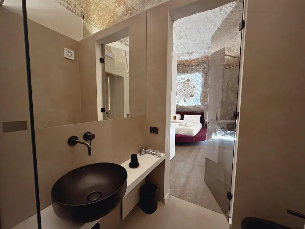 Corona Suite & Rooms