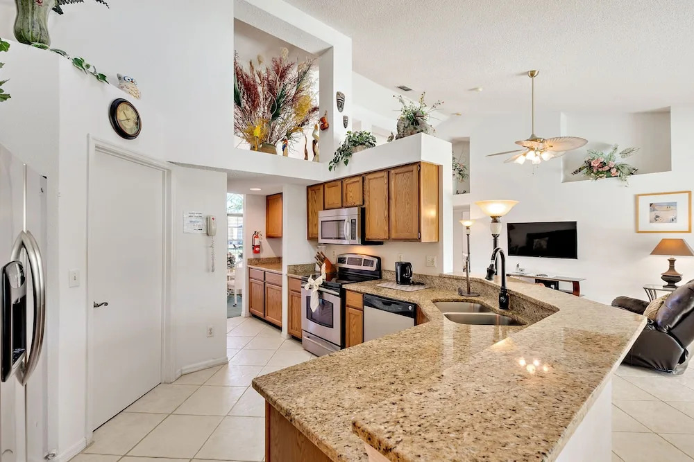 Pvt Water Views : Tranquil, Tropical 5 Beds w/ Spa