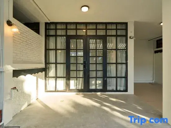 Rosie Home, 4BR opposite One Nimman by Beginning with