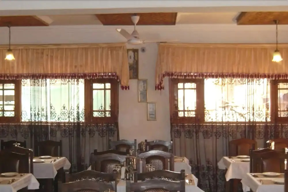 Hotel Akbar At Dal Lake Ghat Number 1