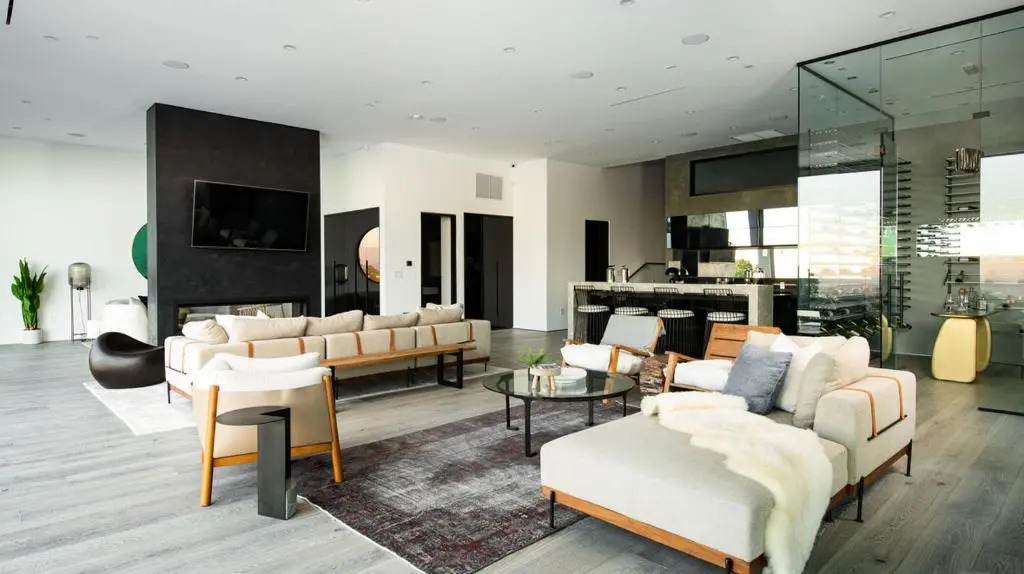 Sophisticated Modern Retreat in Bel Air