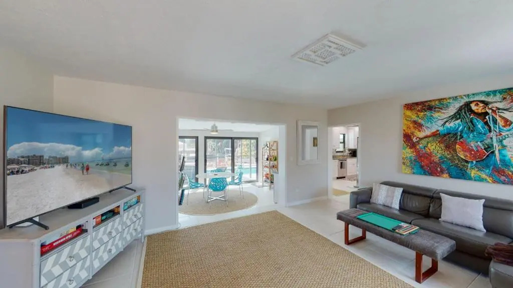 2 Bed Waterfront House I Minutes Away From The Beach