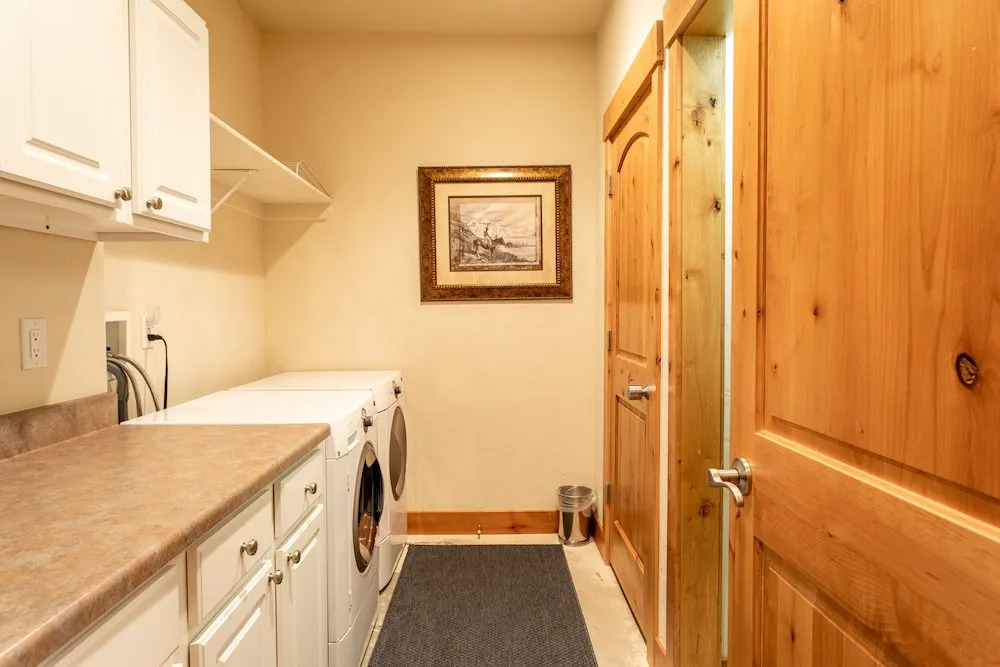 New Listing! Upscale W/ Private Hot Tub 5 Bedroom Townhouse