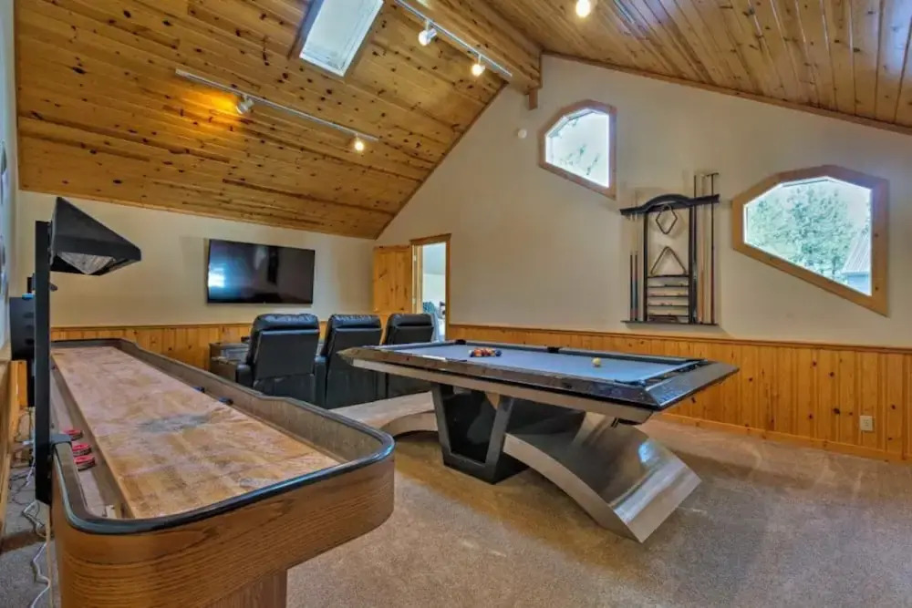 Black Bear by Avantstay Spacious Viking Lodge in Tahoe Donner w/ Game Room & Hot Tub!
