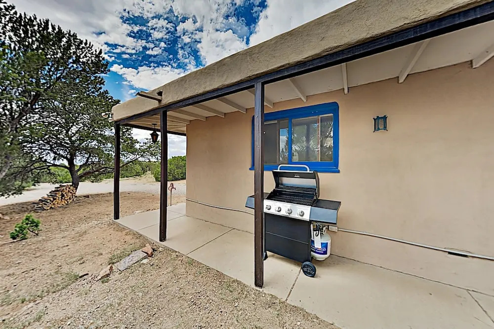 Peaceful Mountain-view On 3 Acres 2 Bedroom Home