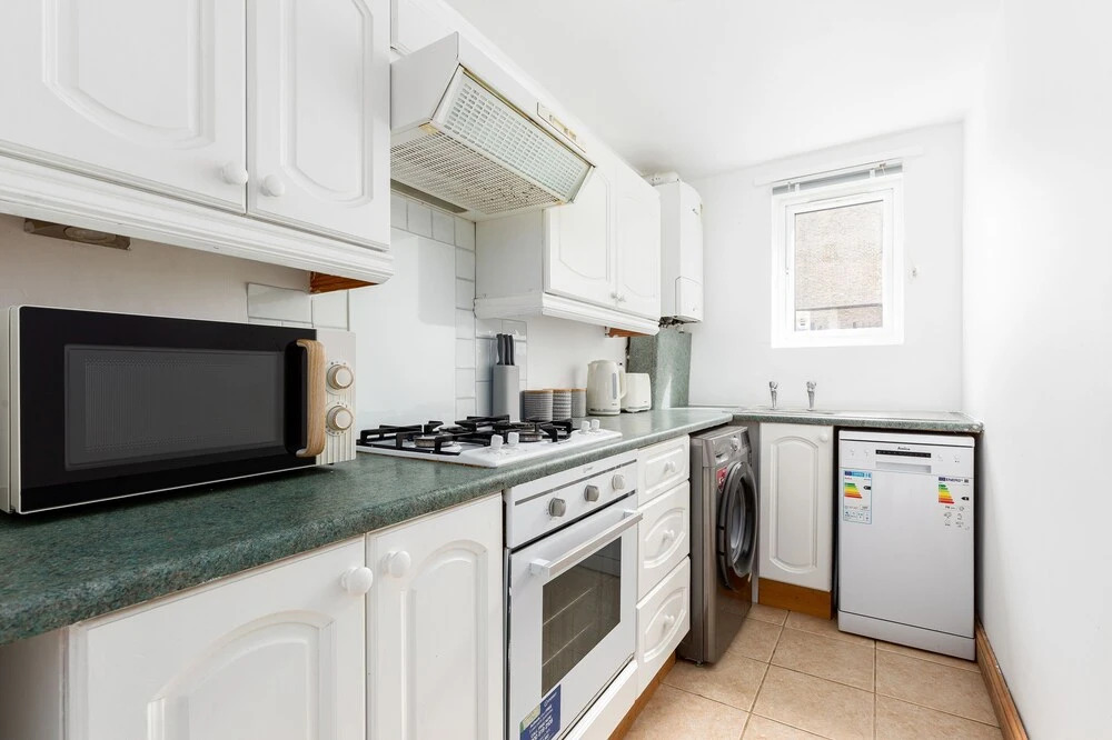 Magnificent 2 Bed Garden Flat in Oval