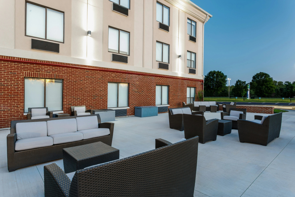 Holiday Inn Express & Suites Lancaster by IHG