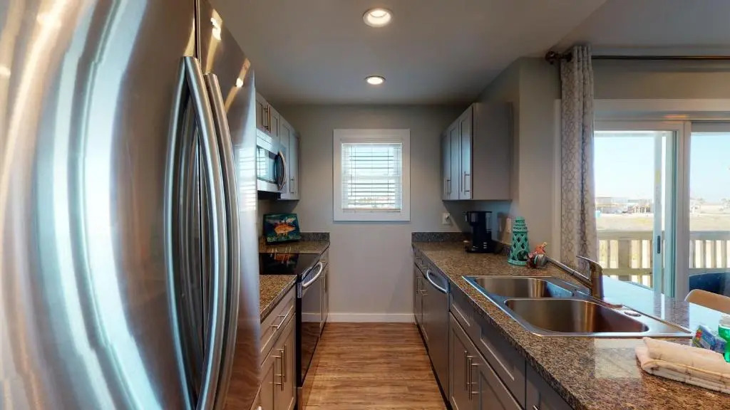 AH-D215 Newly Remodeled 2nd Floor Condo, Shared PoolHot Tub, Near Marina