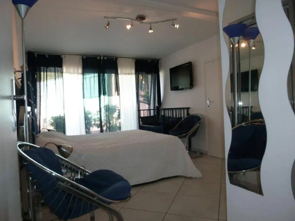 Juan Les Pins Near Cannes Beaches 18-20 Guests