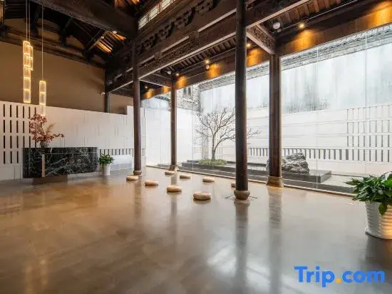 Yanguan Chaolezhicheng Old Town Hotel