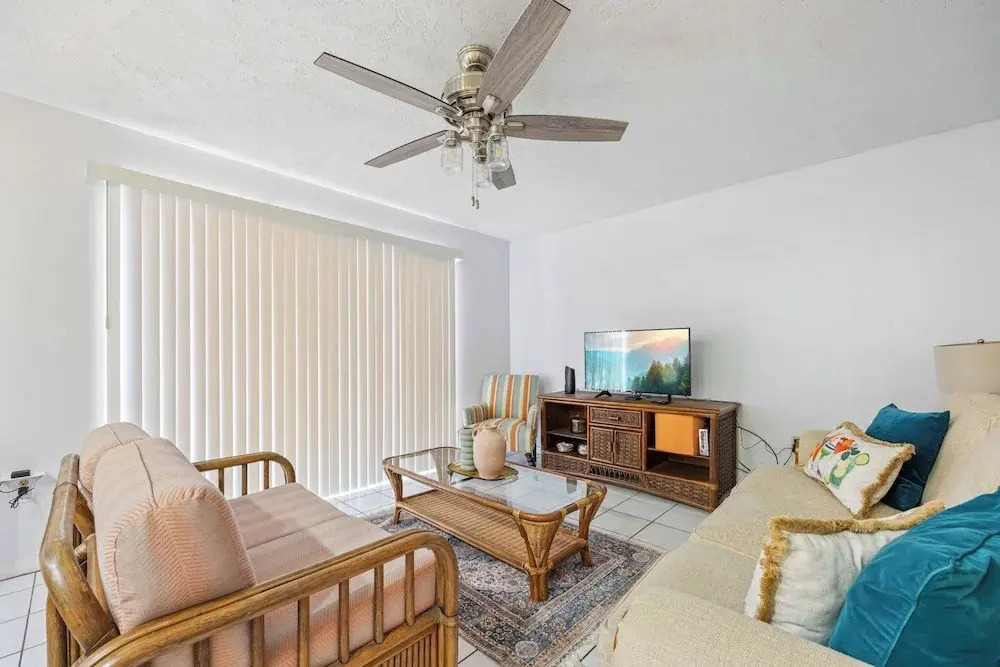The Diplomat- 2 Bed Condo-3 Minute Walk to Beach!