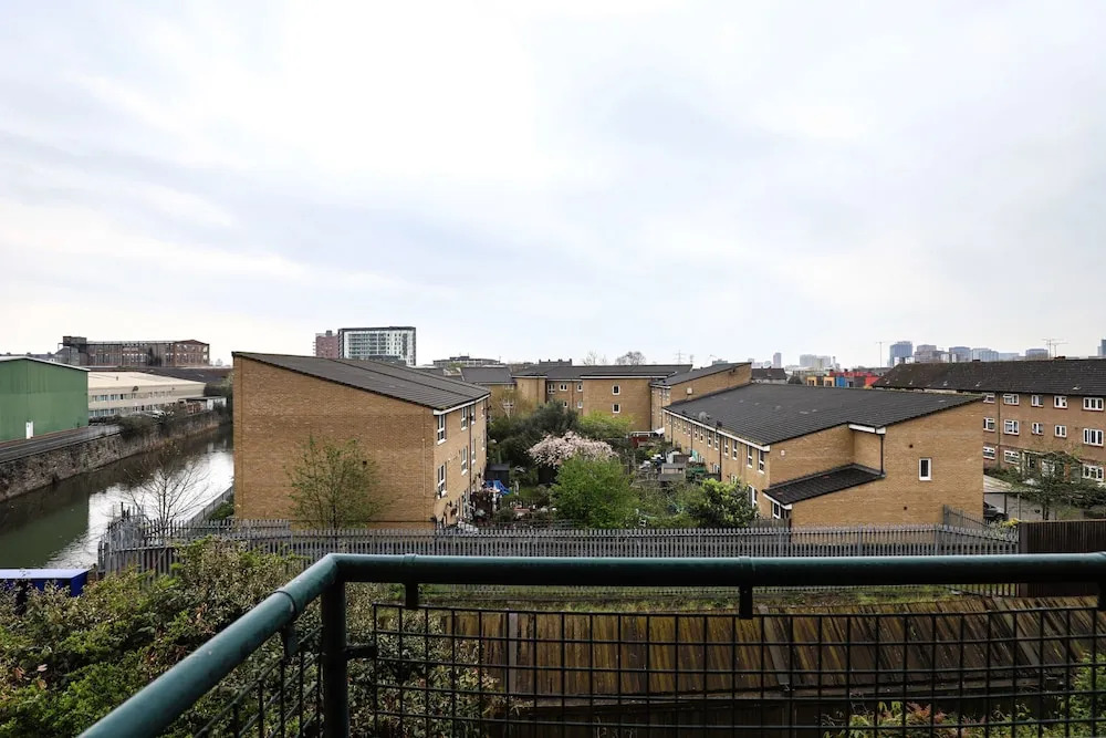 Quirky 1 Bedroom Warehouse Flat With Balcony