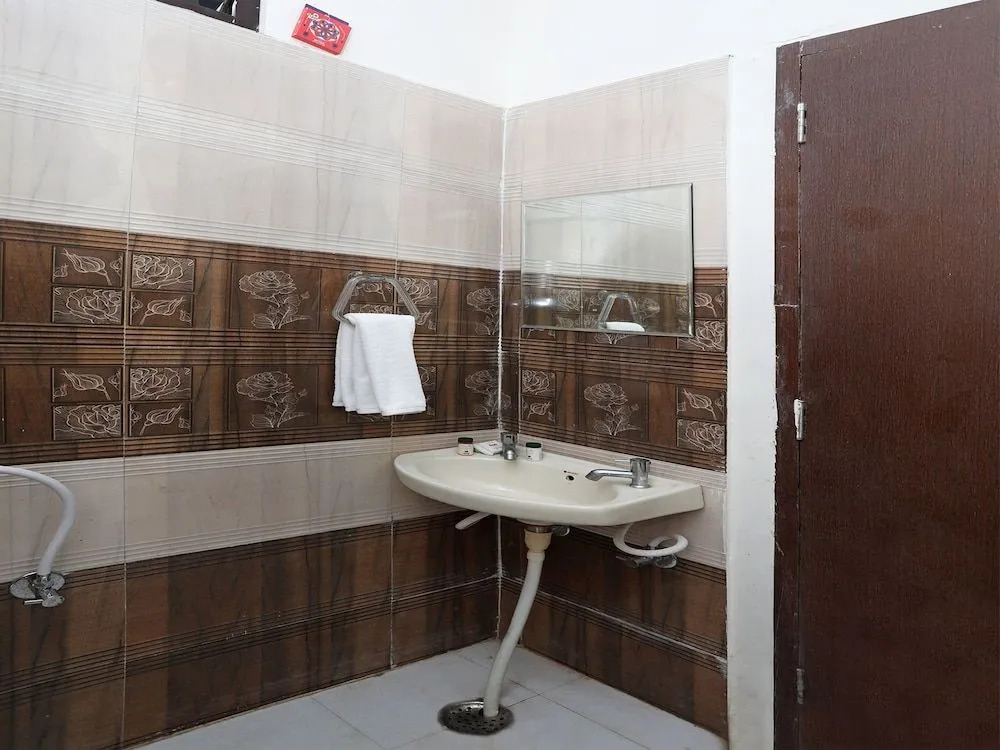 OYO 11553 Hotel Dhola Maru Residency