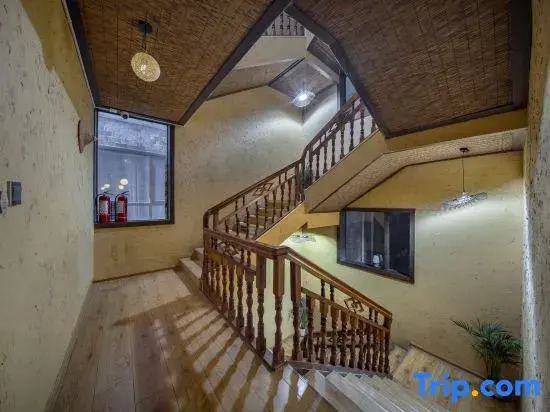 Qingya Courtyard · Sunny Villa · Designer Miaofeng Boutique Stay (Fenghuang Ancient Town)