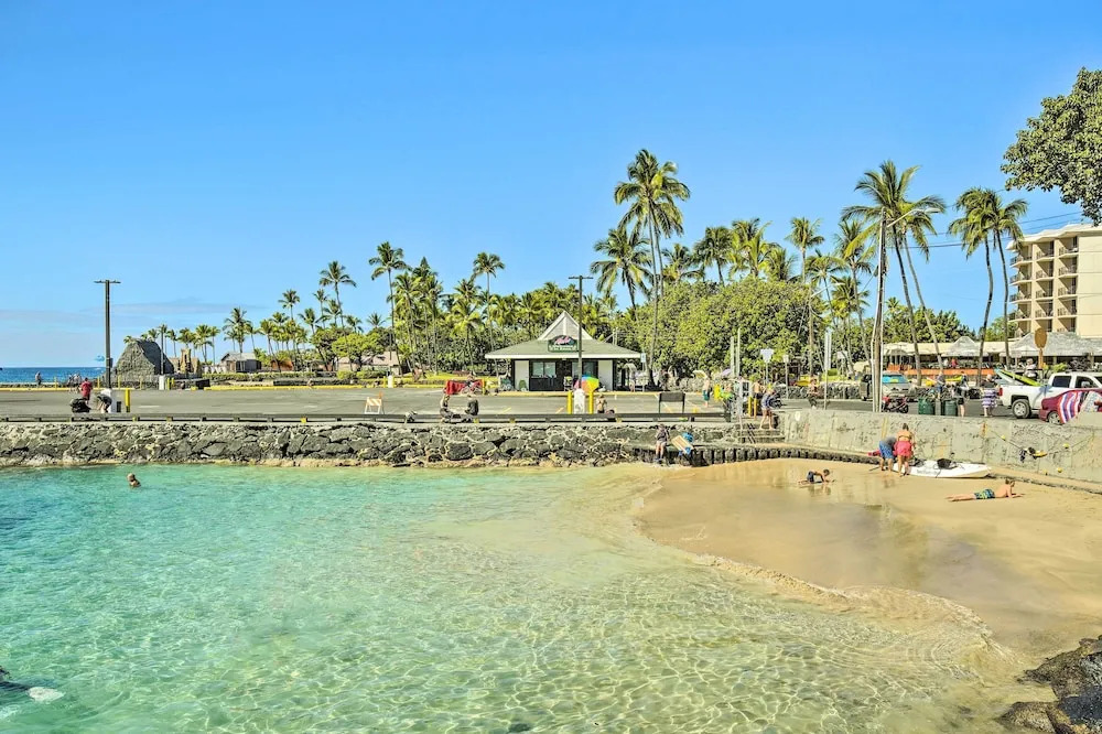 Breezy Condo w/ Screened Lanai in Kailua-kona!