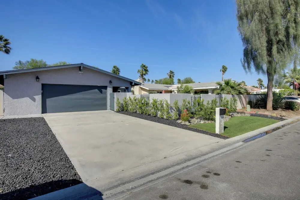 Theater Room & Pool Deck: Retreat in Palm Desert!