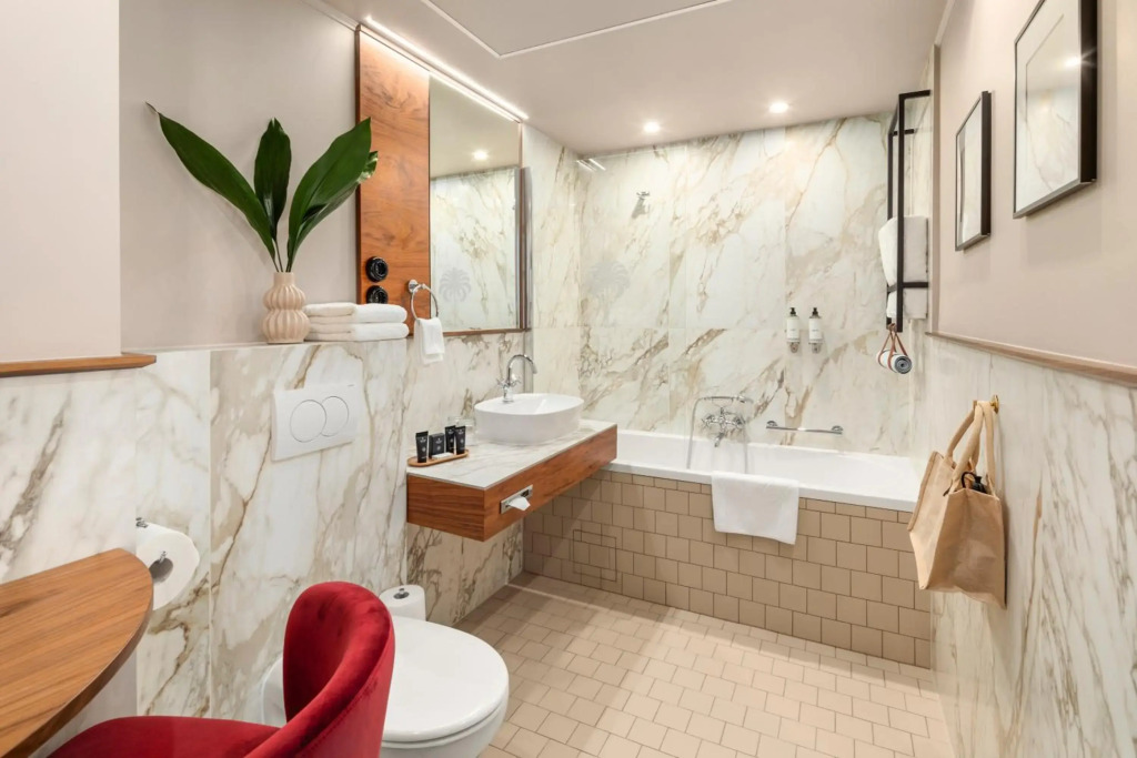 Queens Court Hotel & Residence