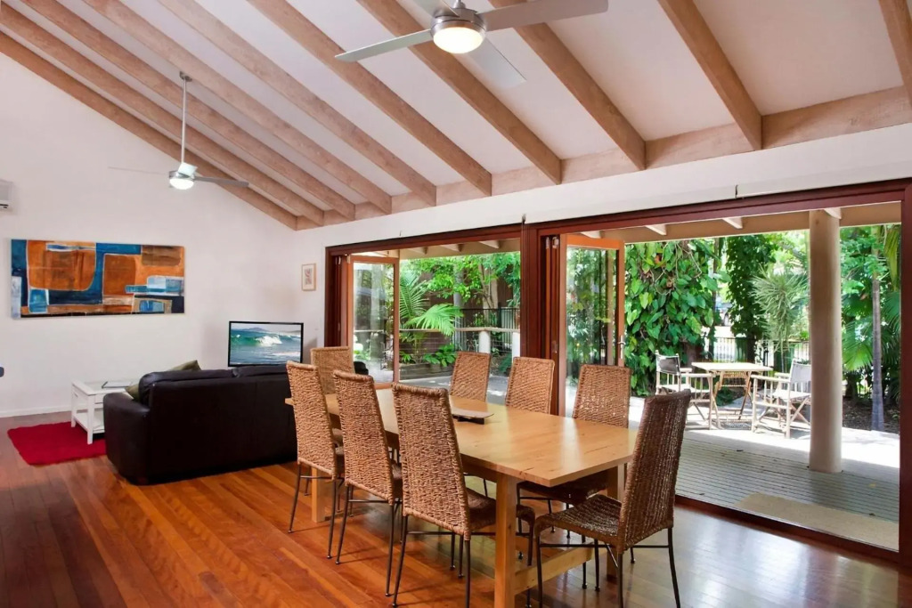 7 Depper Cosy Beach House in Central Sunshine Beach