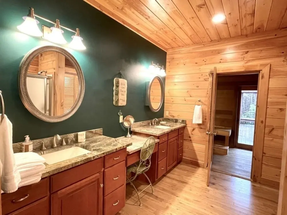 A true log cabin with 360 degree mountain views - Pet and Motorcycle friendly! 5 Bedroom Cabin by RedAwning