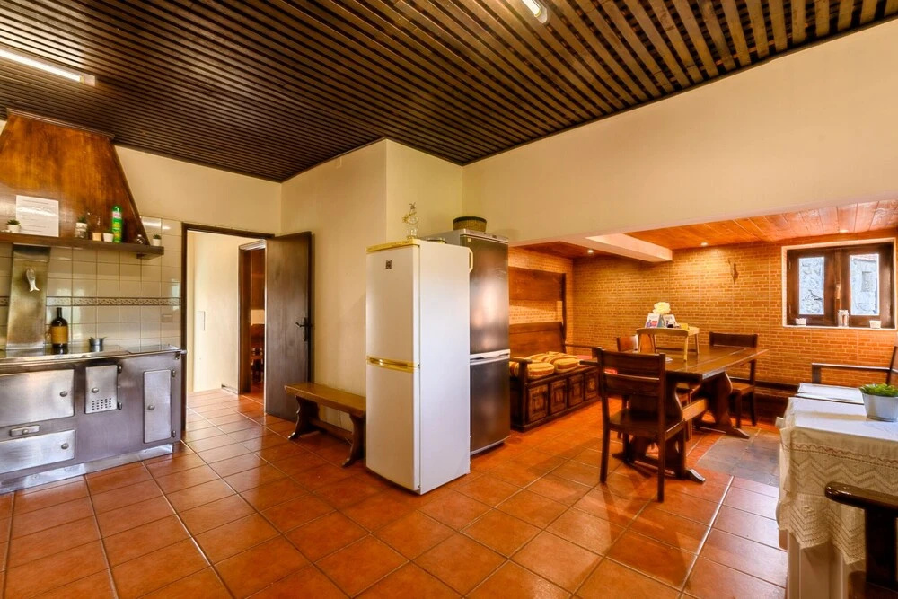 T4 House With Outdoor Pool and Wonderful Views