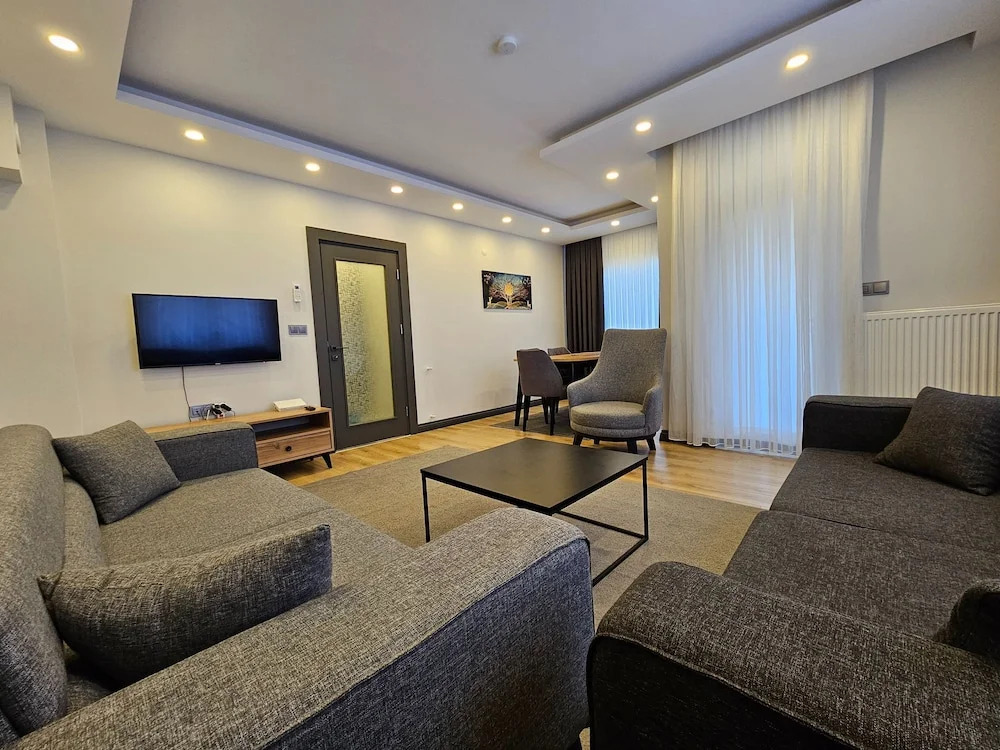 Professionally Maintained Spacious New Suites 2-5