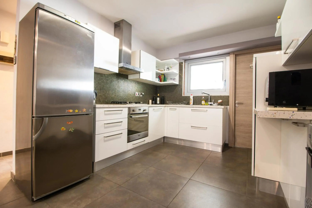 Renovated 2-bedroom flat with free parking, center