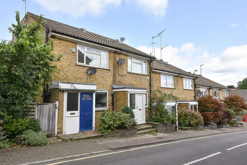 Large 4BR House in S.W. London - Sleeps 10!
