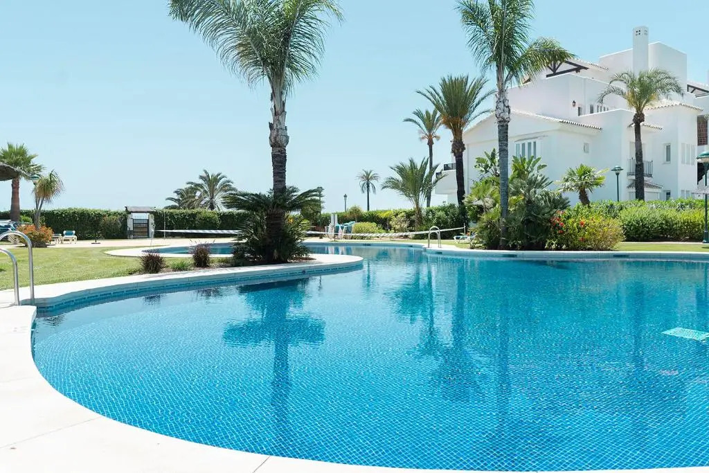 Front-line garden apartment in Palm Beach, Marbella
