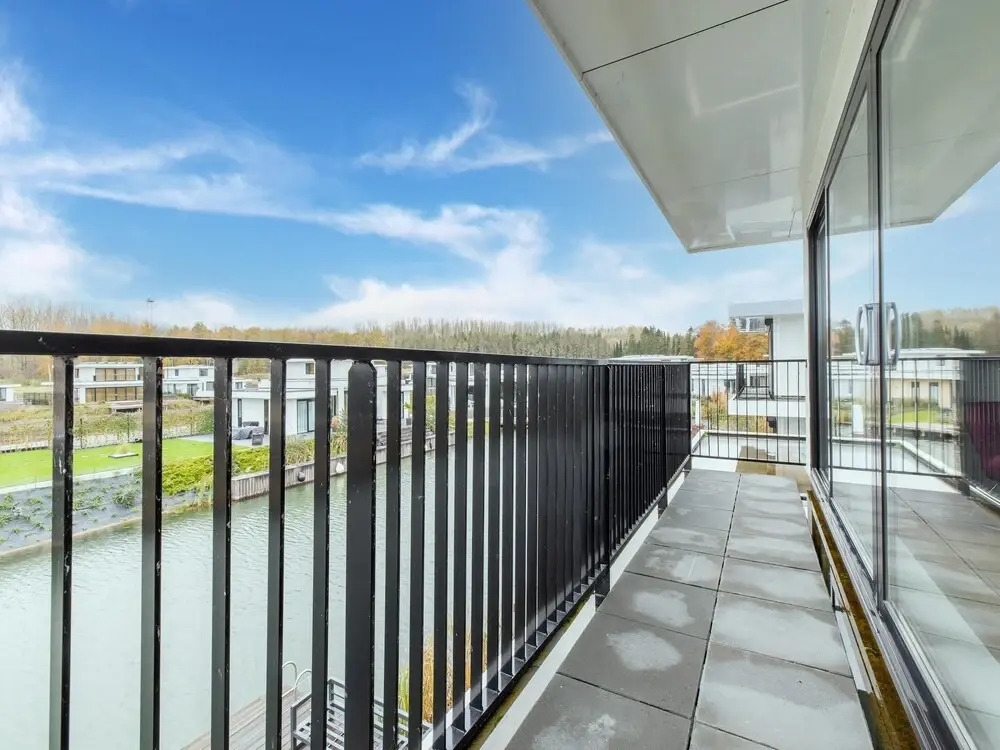 Brand new Luxury Villa on a Small-scale Park
