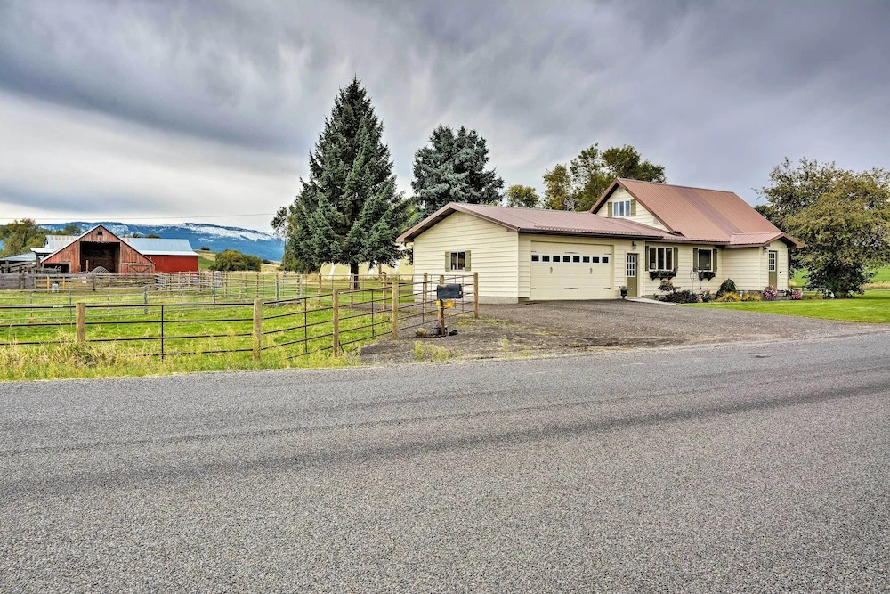 Farmhouse in Country Setting Near Gravity Hill