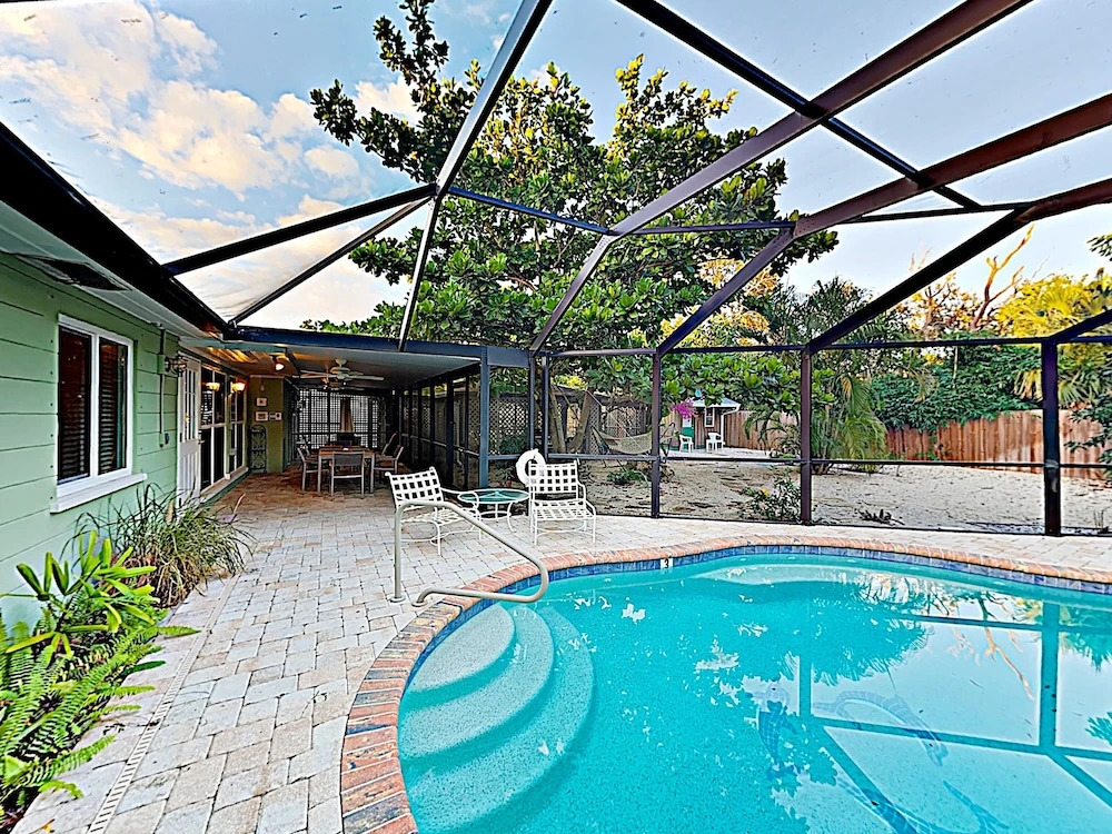 Tropical Oasis - 3 Minutes To Beach Home