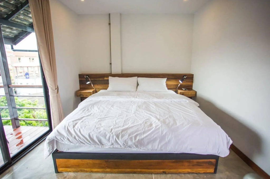 The Arak Bed Bar and Hostel